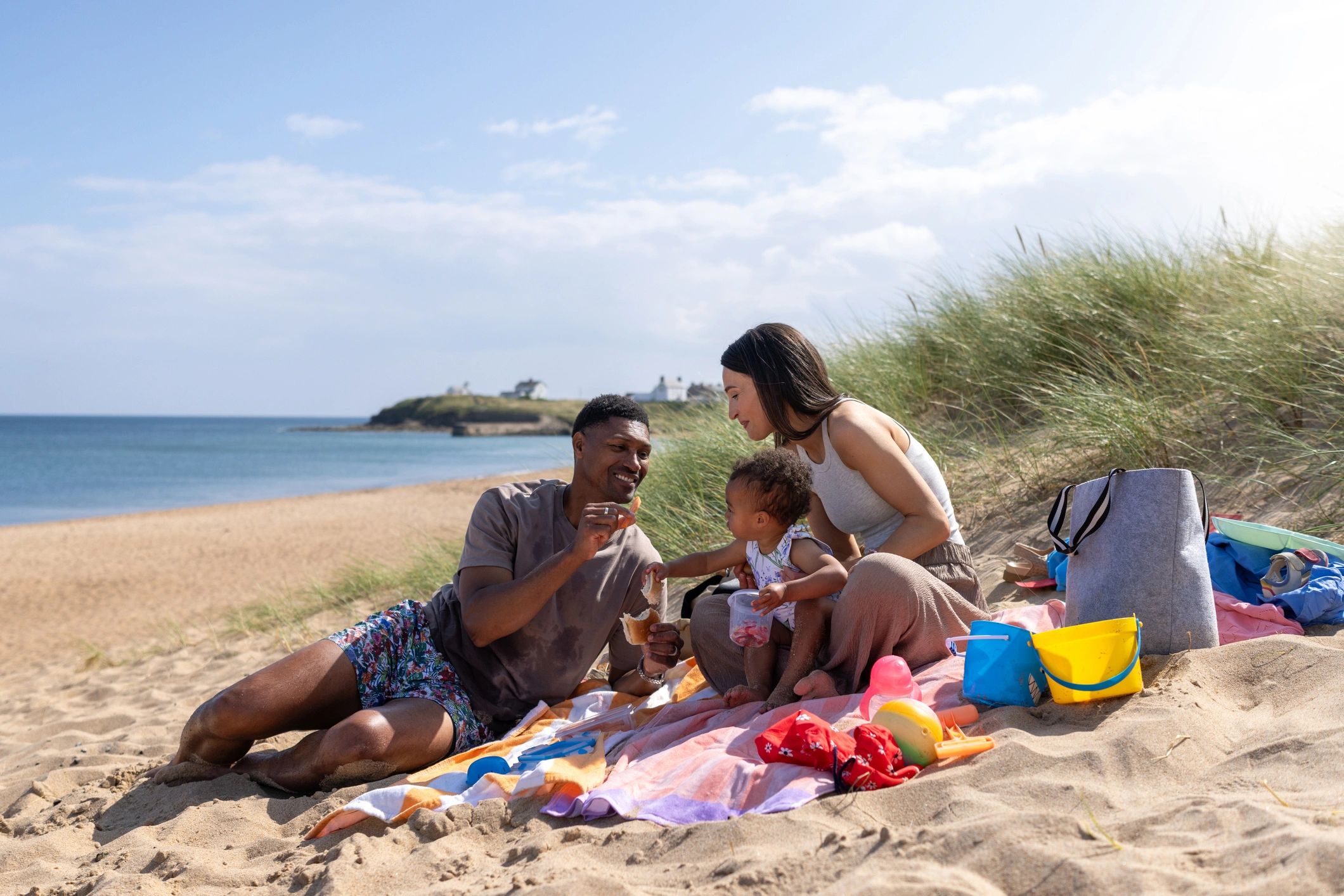 Familia disfrutando actividades vacacionales junto al mar