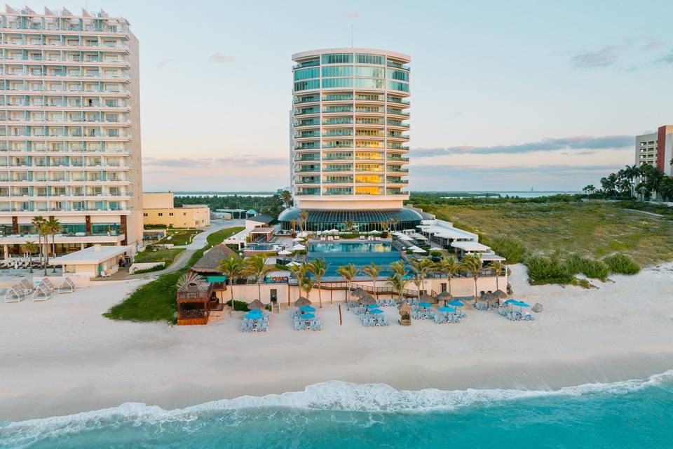 Vista aérea de Seadust Cancún Family Resort frente al mar